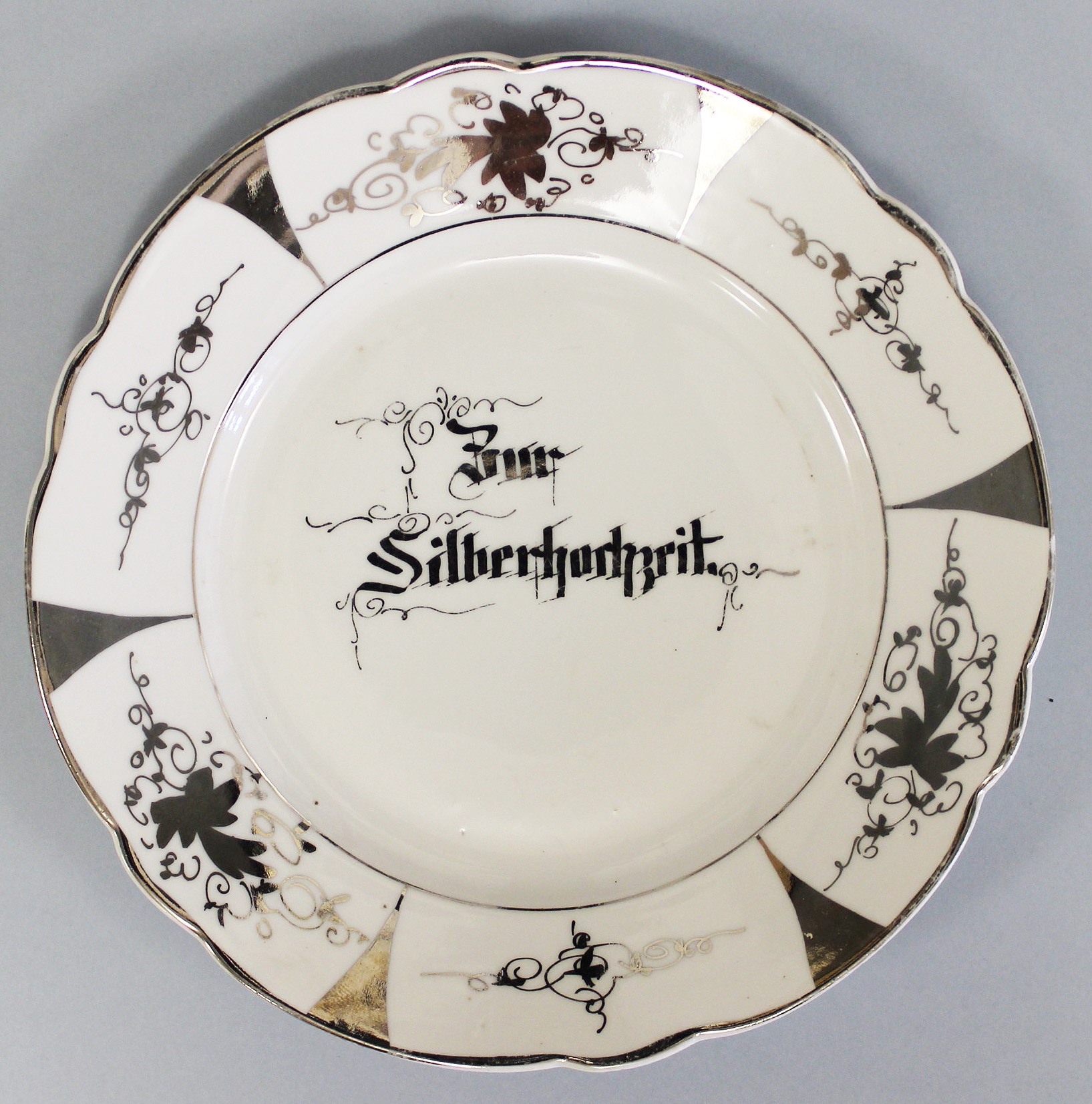 Silberhochzeitsteller, klein, "Zur Silberhochzeit" (Museum Wolmirstedt RR-F)