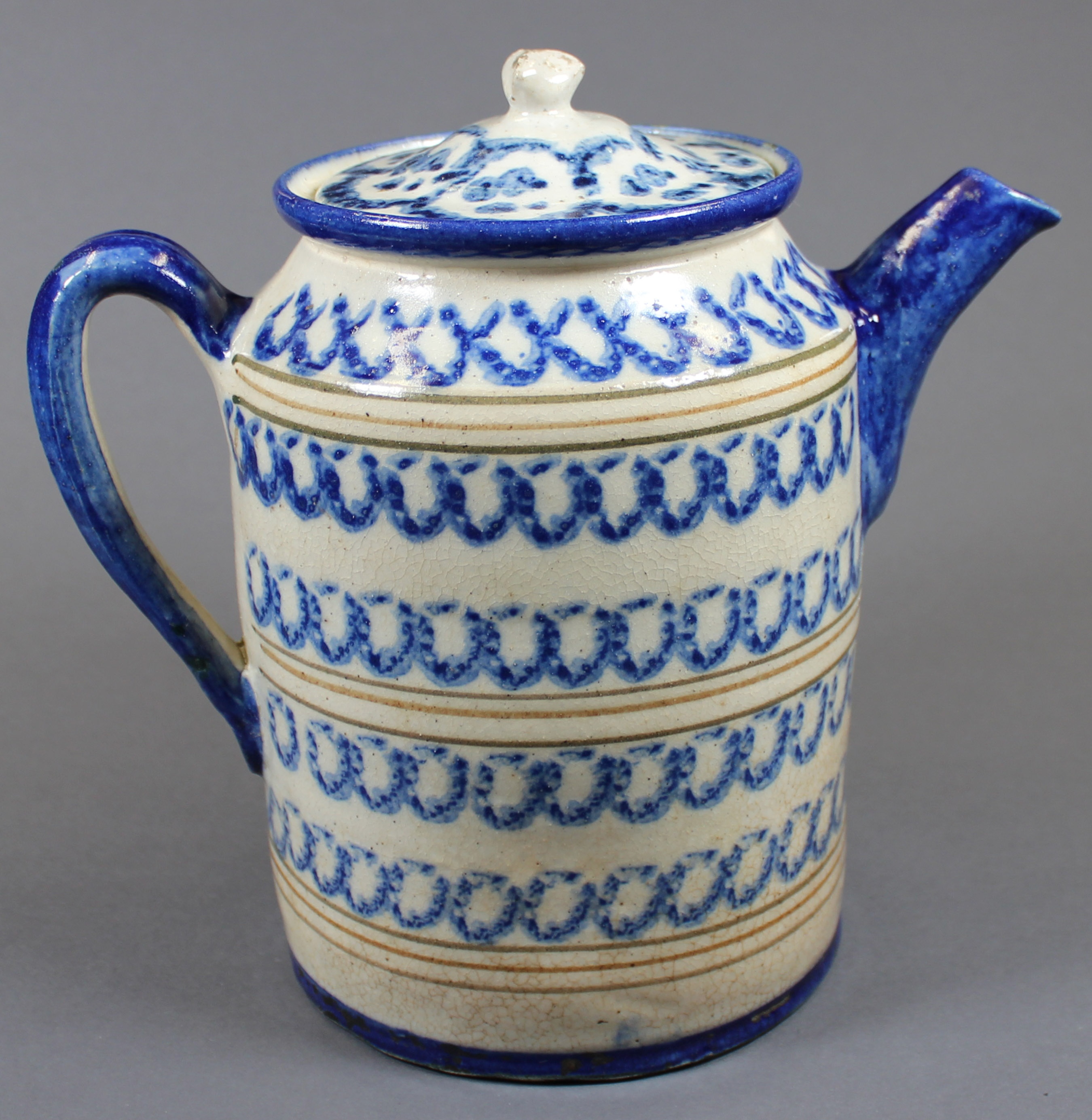 Kaffekanne, Ton, mit blauem Schwämmchenmuster (Museum Wolmirstedt RR-F)