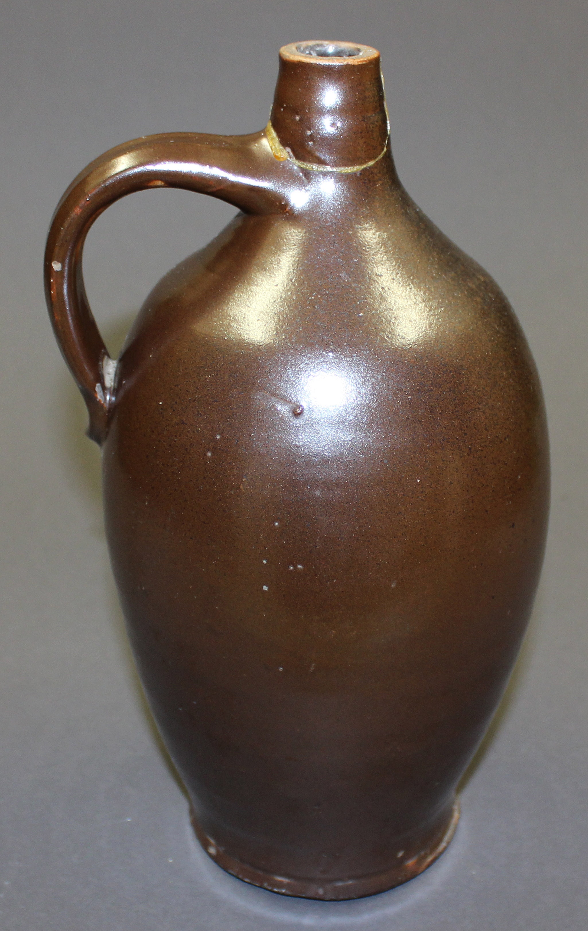 Flasche, braun, glasiert, mit Henkel, für 1 Liter (Museum Wolmirstedt RR-F)