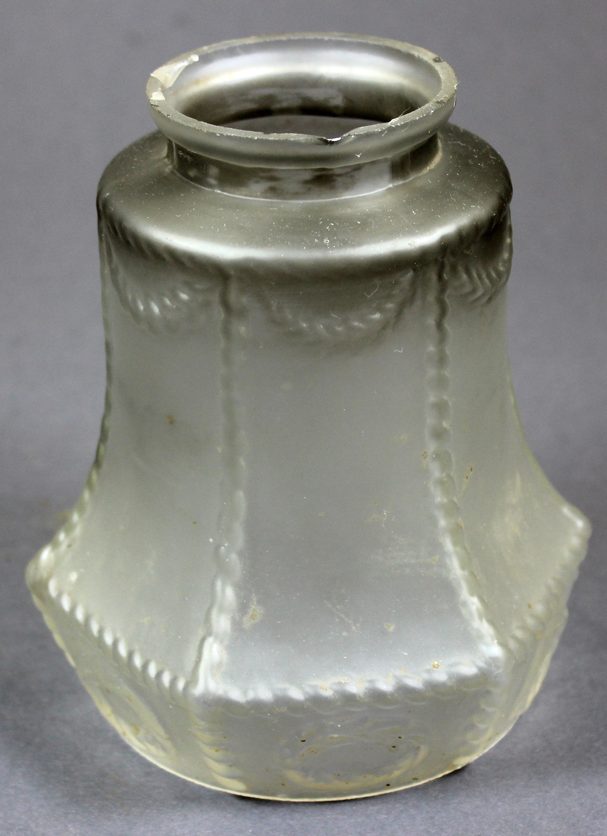 Lampenschirm, matt/satiniertes Glas, Girlandenmuster (Museum Wolmirstedt RR-F)