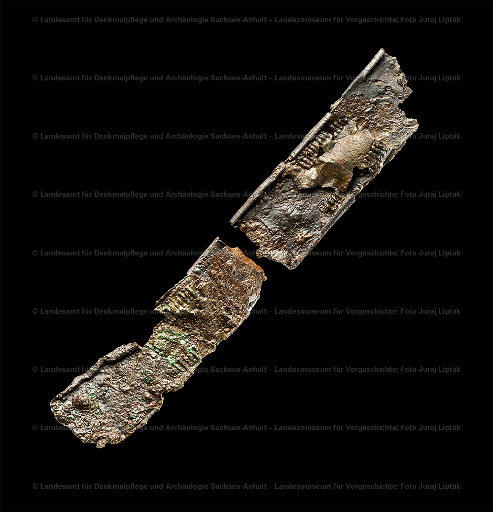 Schwertscheidenfragmente aus Grab 44 von Schkopau, Saalekreis (Landesamt für Denkmalpflege und Archäologie Sachsen-Anhalt - Landesmuseum für Vorgeschichte RR-F)