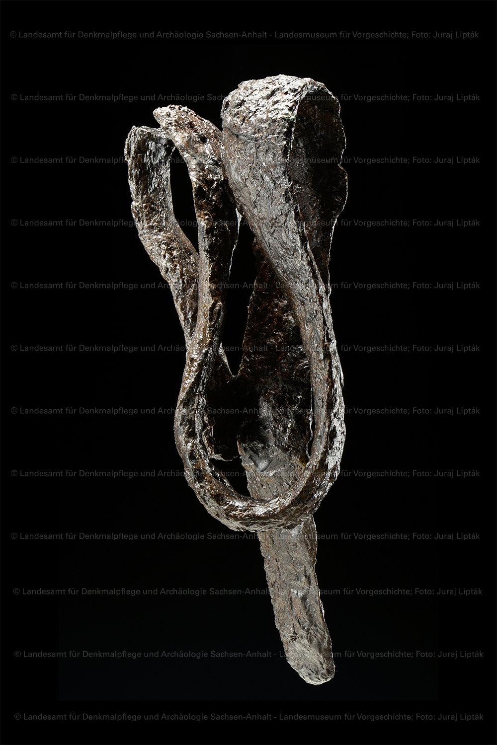 Zweischneidiges Eisenschwert aus Grab 44 von Schkopau, Saalekreis (Landesamt für Denkmalpflege und Archäologie Sachsen-Anhalt - Landesmuseum für Vorgeschichte RR-F)