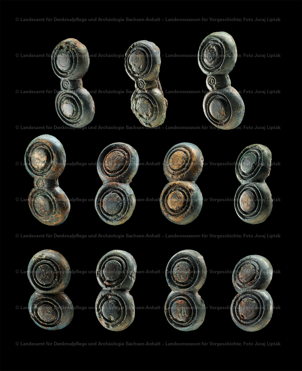 Elf bronzene Gurt- und Riemenbeschläge aus Grab 6/1940 von Bornitz, Burgenlandkreis (Landesamt für Denkmalpflege und Archäologie Sachsen-Anhalt - Landesmuseum für Vorgeschichte RR-F)