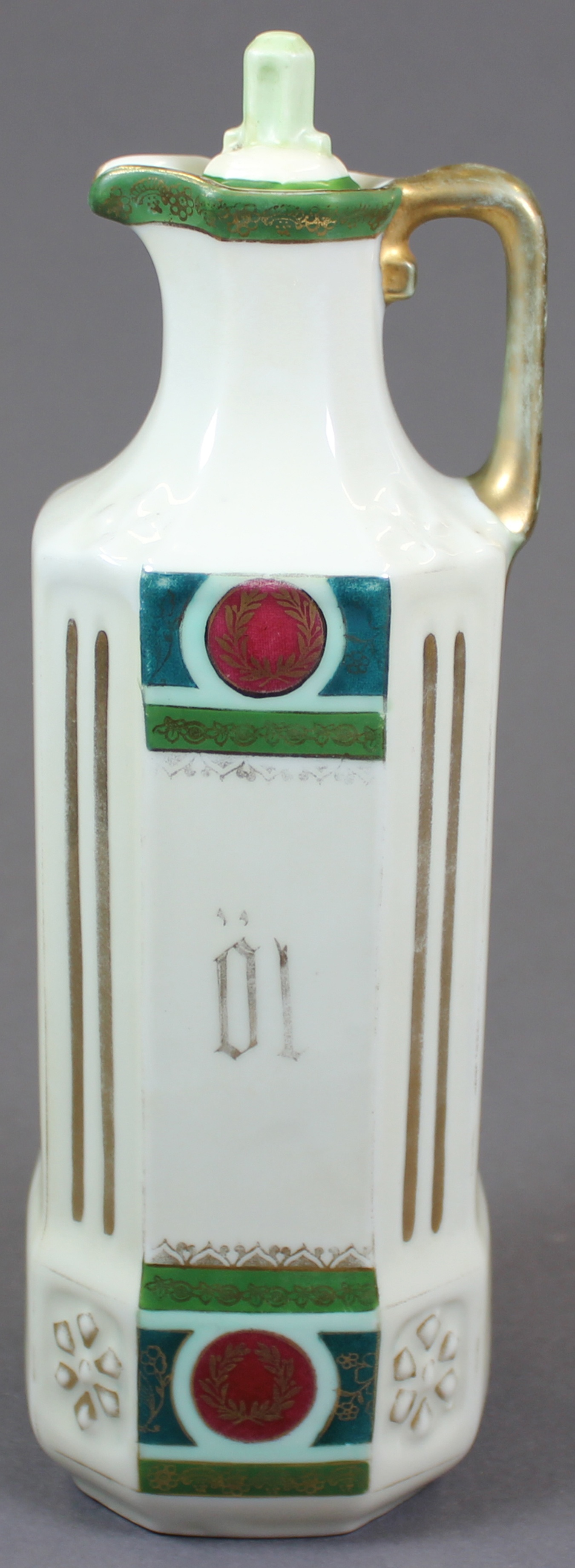 Vorratsflasche für Öl, mit Muster in gold, grün, rot (Museum Wolmirstedt RR-F)
