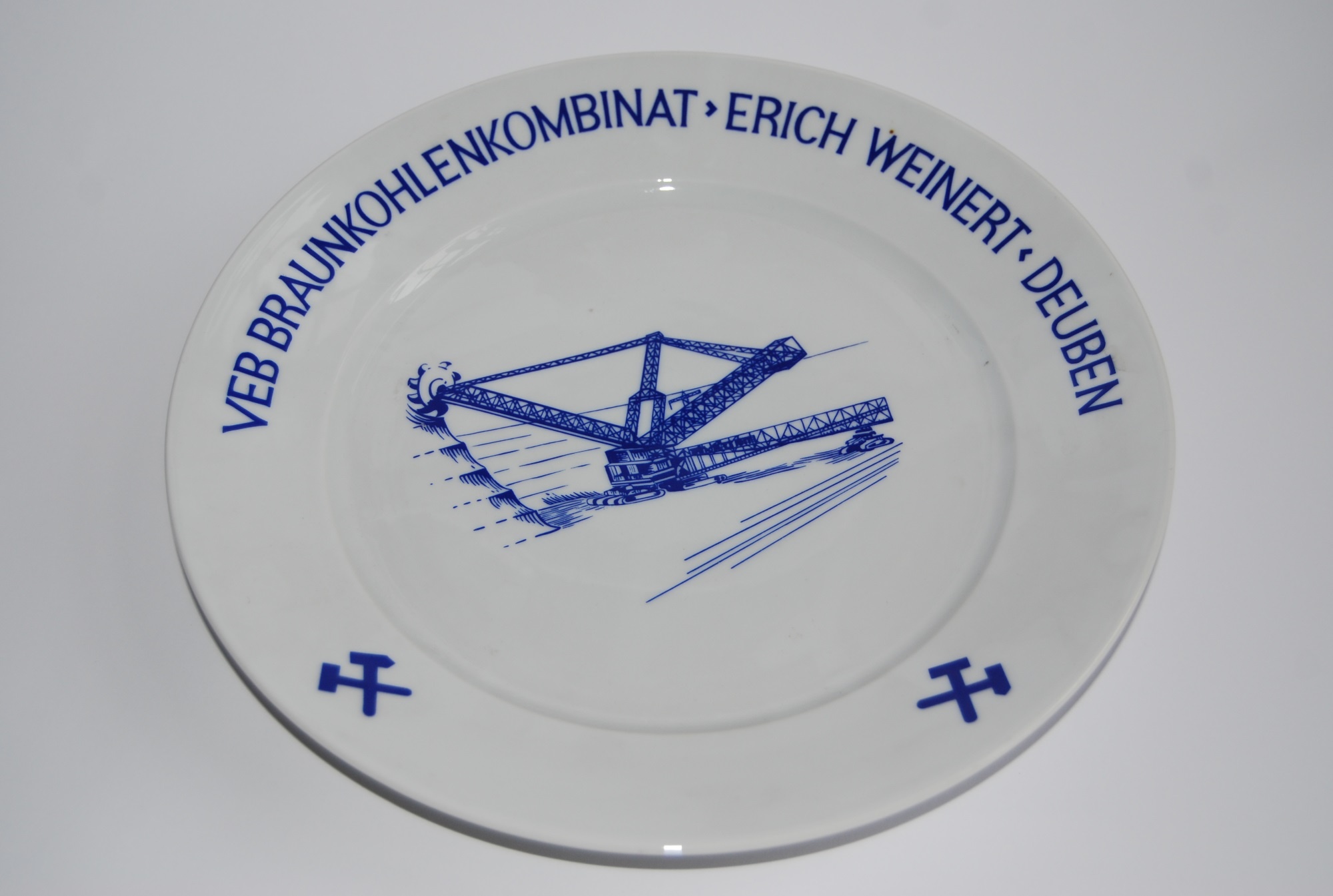 Zierteller "VEB Braunkohlenkombinat ’Erich Weinert’ Deuben" (Museum Schloss Moritzburg Zeitz CC BY-NC-SA)