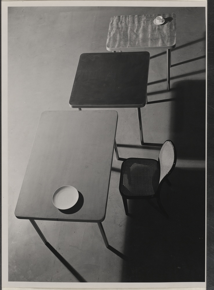 Drei Tische und ein Stuhl der Wohnbedarf AG (Kulturstiftung Sachsen-Anhalt CC BY-NC-SA)
