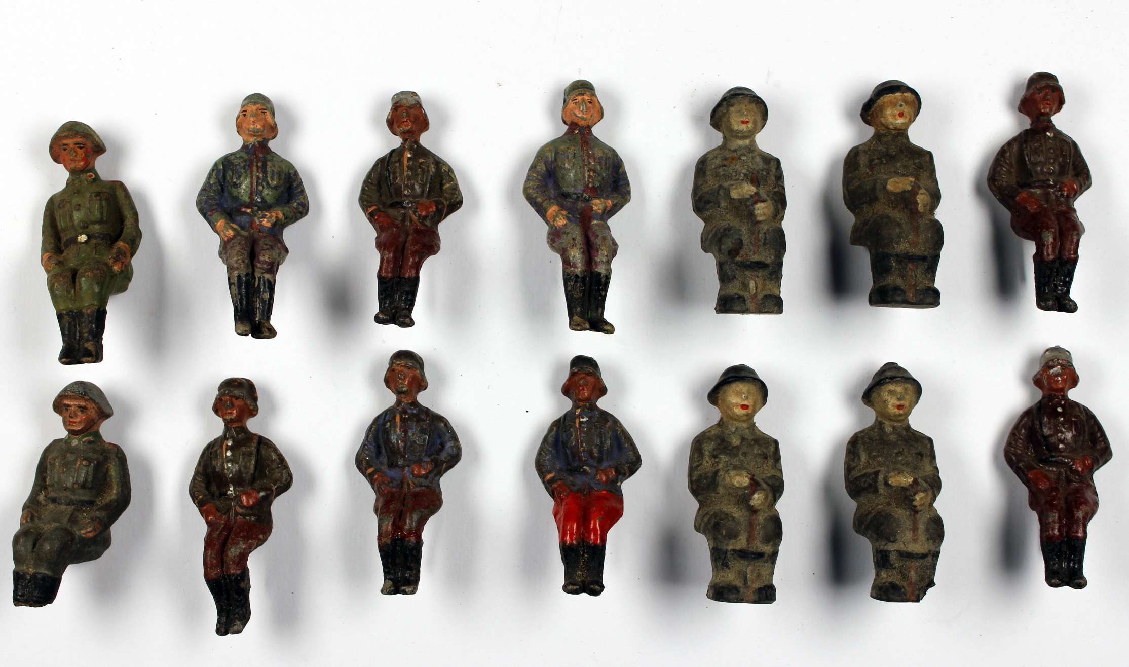 Spielzeugsoldaten, sitzend, 14 Stück (Museum Wolmirstedt RR-F)