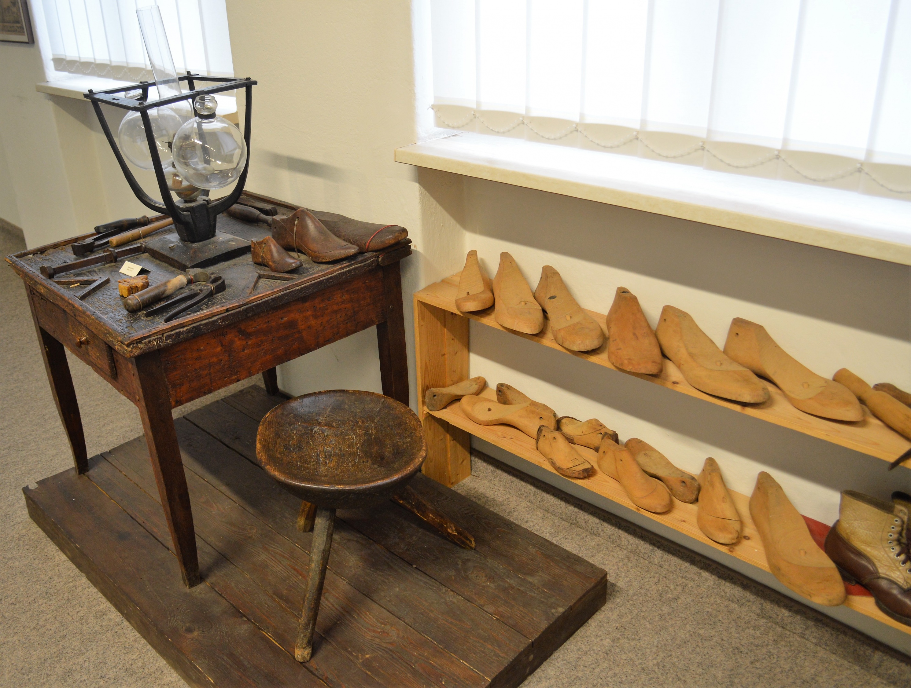 Schustertisch mit Schusterleuchte (Spengler-Museum CC BY-NC-SA)