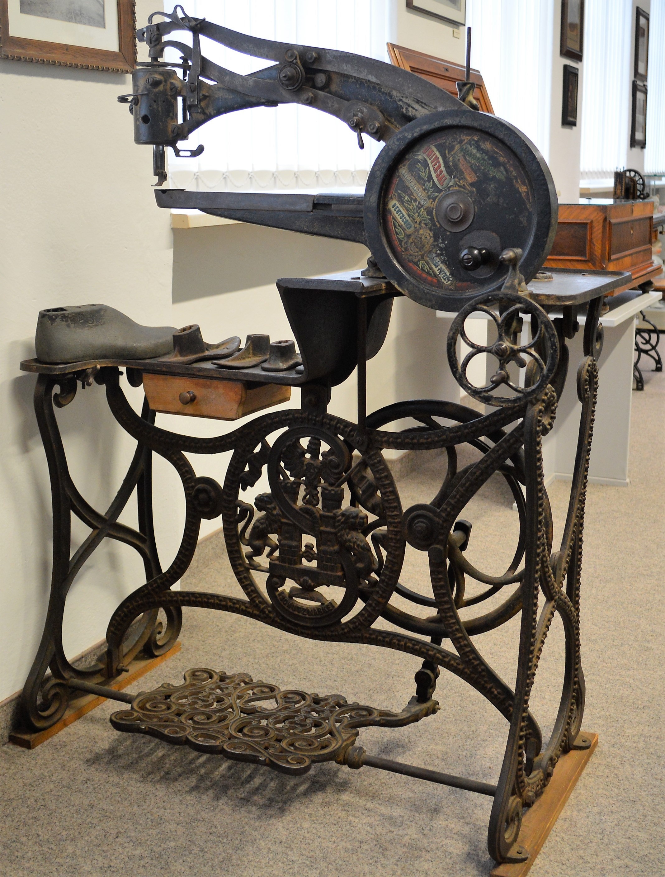 Schuhmachernähmaschine der Firma Singer (Spengler-Museum CC BY-NC-SA)