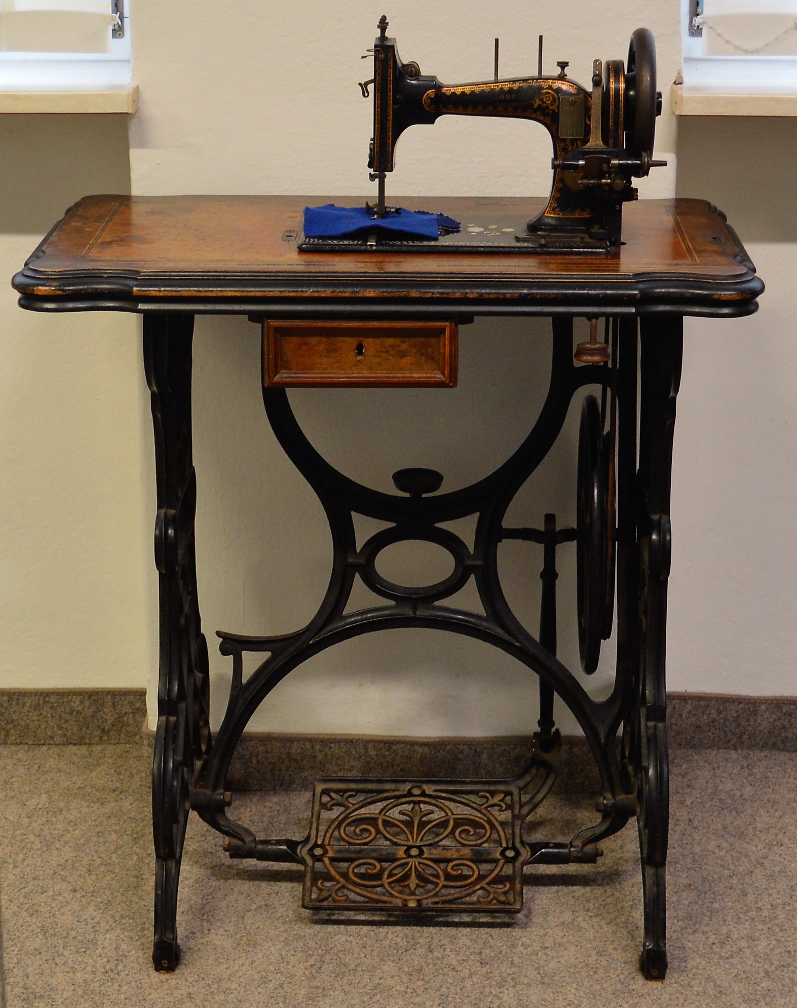 Nähmaschine mit gusseisernem Gestell (Spengler-Museum CC BY-NC-SA)