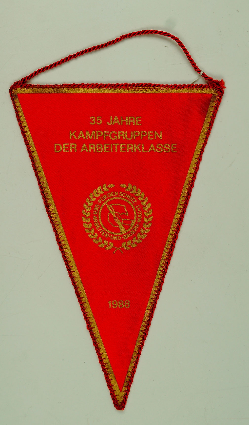Wimpel der Kampfgruppen der Arbeiterklasse 1988 (Museum Weißenfels - Schloss Neu-Augustusburg CC BY-NC-SA)