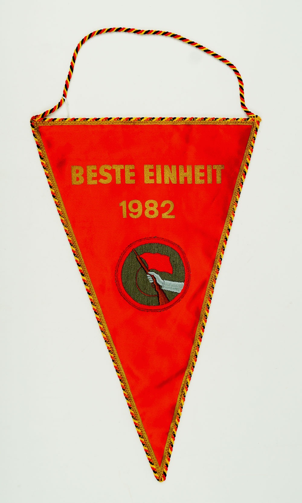Wimpel der Kampfgruppen der Arbeiterklasse, DDR 1982 (Museum Weißenfels - Schloss Neu-Augustusburg CC BY-NC-SA)