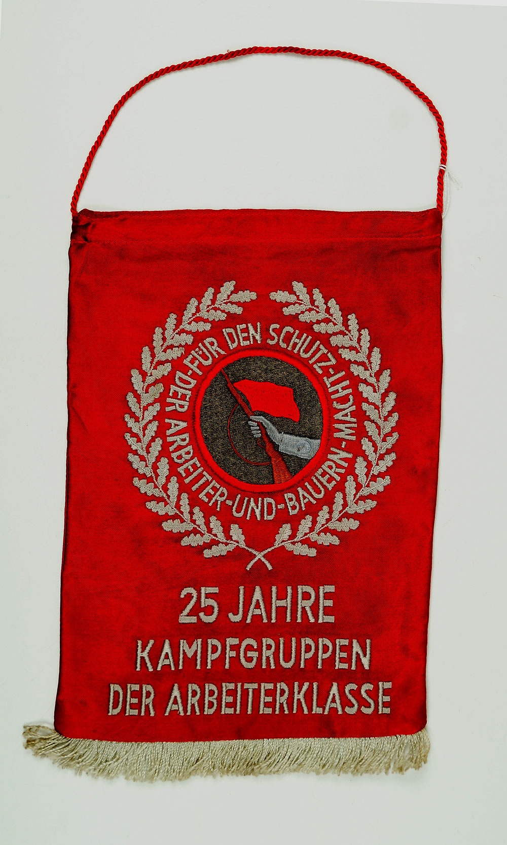 Wimpel, 25 Jahre Kampfgruppen der Arbeiterklasse, DDR 1978 (Museum Weißenfels - Schloss Neu-Augustusburg CC BY-NC-SA)