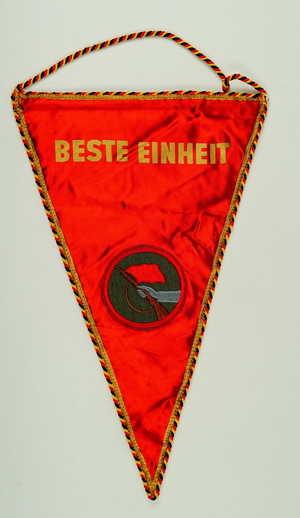 Wimpel "Beste einheit" der Kampfgruppen der DDR, 80er Jahre (Museum Weißenfels - Schloss Neu-Augustusburg CC BY-NC-SA)