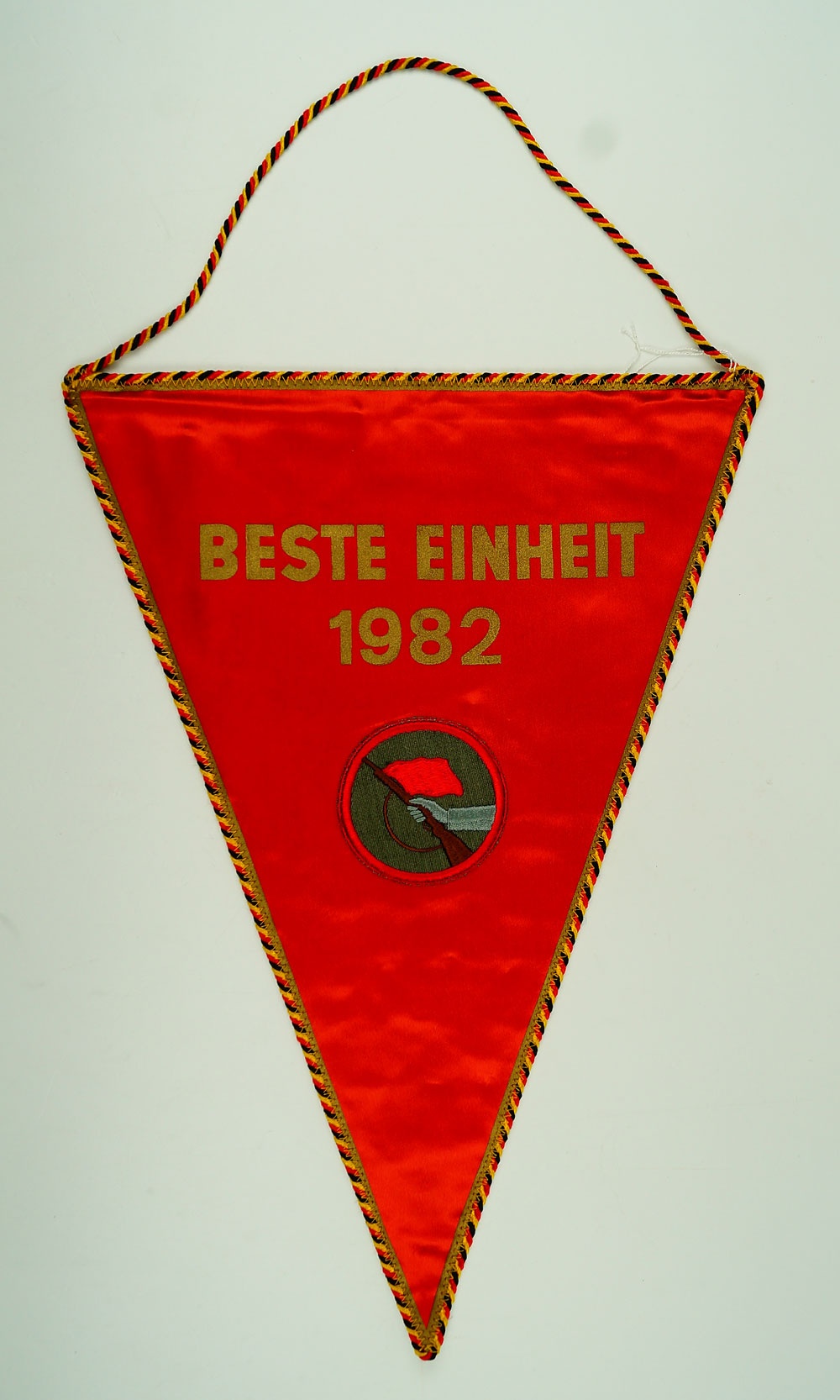 Wimpel "Beste Einheit 1982", Kampfgruppen (Museum Weißenfels - Schloss Neu-Augustusburg CC BY-NC-SA)