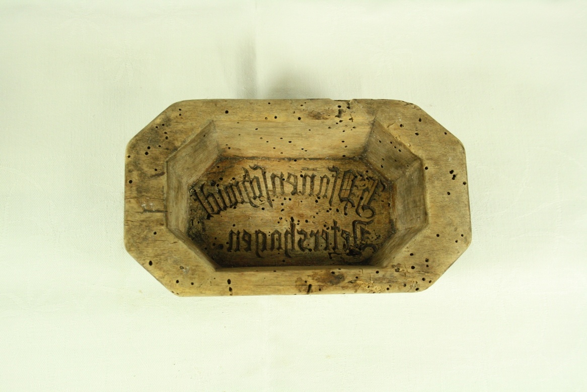 Butterform mit Inschrift „H. Pfannenschmidt, Detershagen“ (Kreismuseum Jerichower Land, Genthin CC BY-NC-SA)