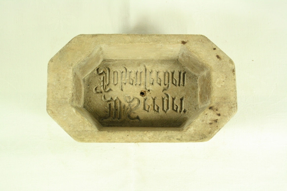 Butterform mit Inschrift „W. Seeger, Hohenseeden“ (Kreismuseum Jerichower Land, Genthin CC BY-NC-SA)