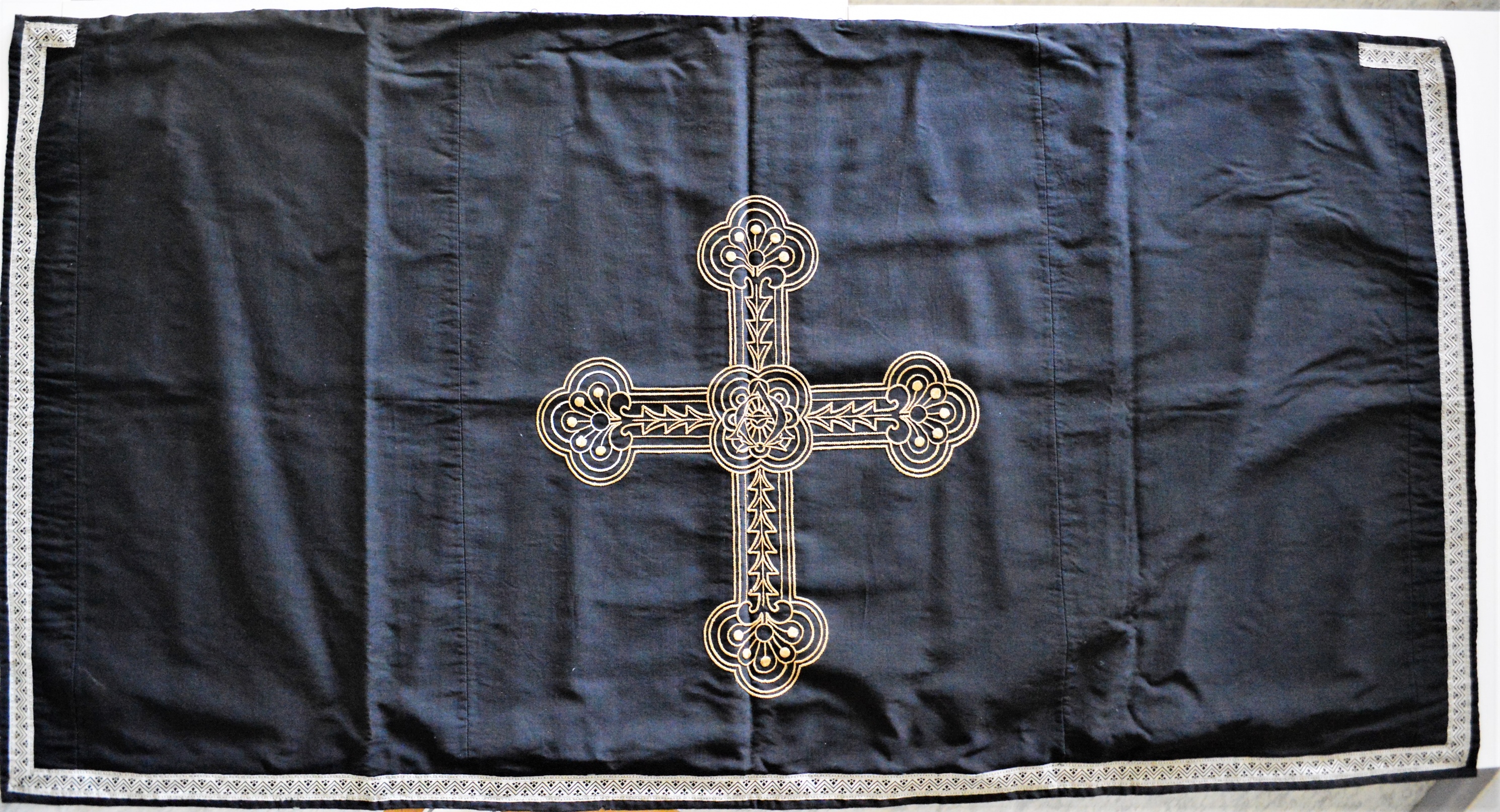 Tuch mit Kreuz aus der Selbständigen Evangelisch-Lutherischen Gemeinde Sangerhausen (Spengler-Museum CC BY-NC-SA)