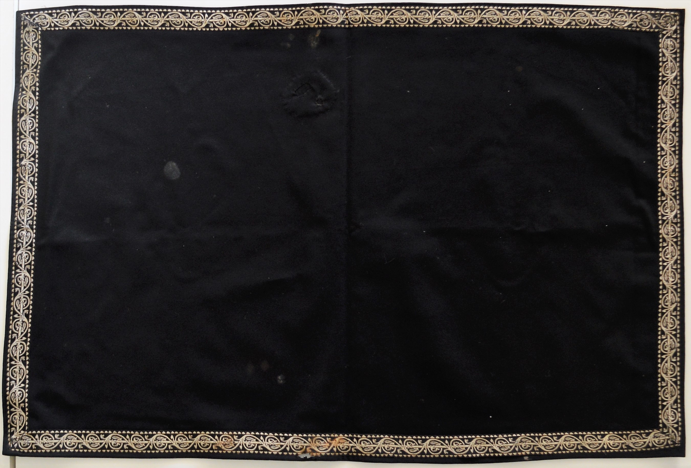 Schwarzes Tuch mit Bortenbesatz der Selbständigen Evangelisch-Lutherischen Kirche (SELK) (Spengler-Museum CC BY-NC-SA)