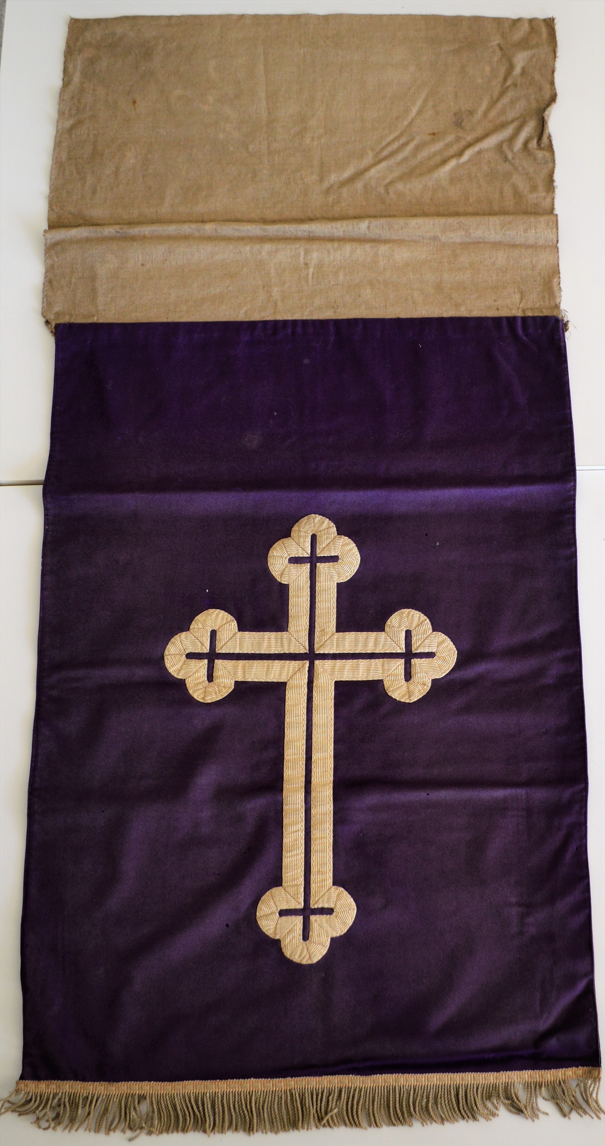 Violettes Parament/Antependium der Selbständigen Evangelisch-Lutherischen Kirche (SELK) (Spengler-Museum CC BY-NC-SA)