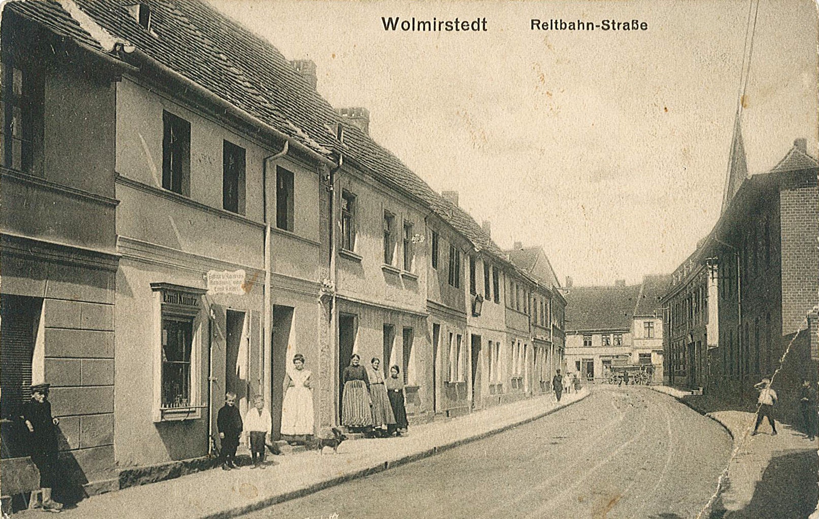 Ansichtskarte von Wolmirstedt, Motiv Reitbahn-Straße, Zigarrengeschäft von Emil Kuntz (Museum Wolmirstedt RR-F)