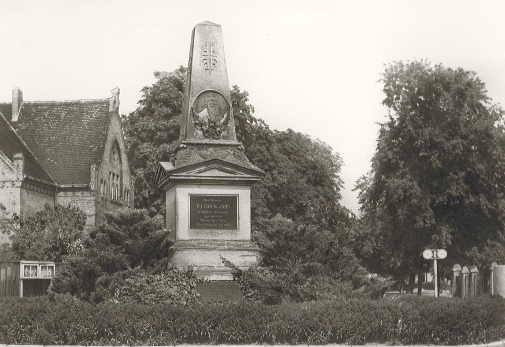 Ansichtskarte Ludwig-Jahn-Denkmal, Wolmirstedt (1966?) (Museum Wolmirstedt RR-F)