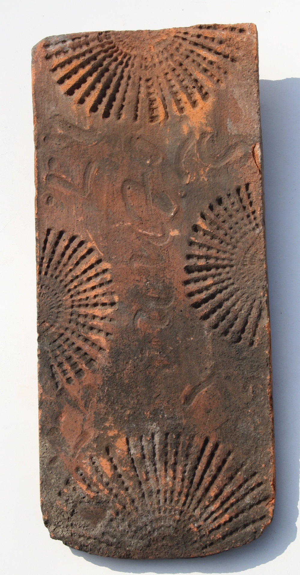 Sonnenziegel mit Sonnenzeichen und Inschrift (Kreismuseum Jerichower Land, Genthin CC BY-NC-SA)