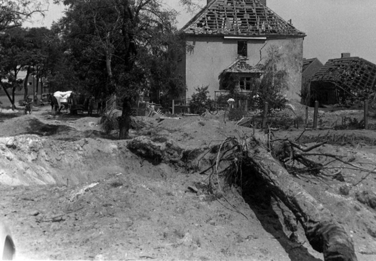 Zerstörungen an der Post in Labetz (Haus der Geschichte Wittenberg RR-F)