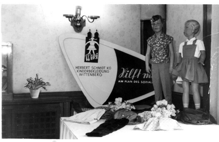 Fa. Wittenberger Kinderbekleidung auf einer Konsumgüterausstellung in Wittenberg (Haus der Geschichte Wittenberg RR-F)