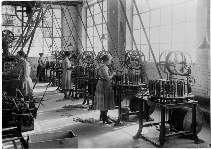 Gummiwerk - Arbeiterinnen der Schlauch-Abteilung an Klöppelmaschinen (Haus der Geschichte Wittenberg RR-F)