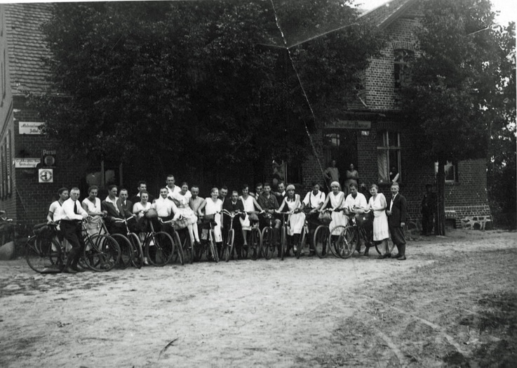 Eine Gruppe von Fahrradfahrern (Haus der Geschichte Wittenberg RR-F)