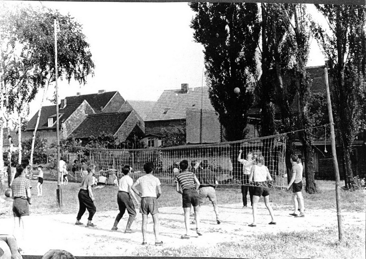 Mitglieder der FDJ-Gruppe der „Milka“ beim Volleyballturnier auf dem Gelände des Kindergartens in Pratau (Haus der Geschichte Wittenberg RR-F)