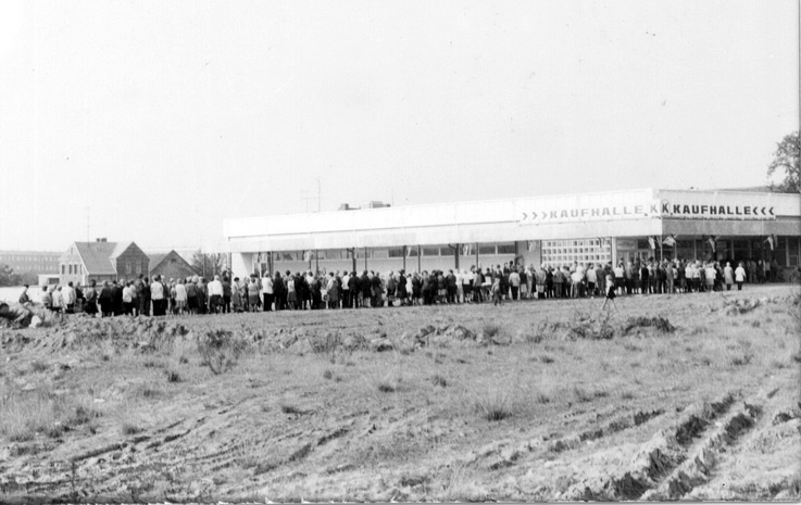 Menschenschlange vor der Kaufhalle „Am Lerchenberg“ bei der Eröffnung (Haus der Geschichte Wittenberg RR-F)