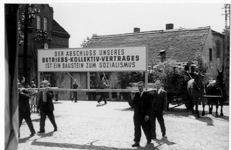 Beschäftigte von VEB Haushaltchemie Wittenberg, bei der Maidemonstration (Haus der Geschichte Wittenberg RR-F)