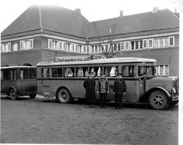 Postbus mit Hänger vor Friseur Zille in Piesteritz (Haus der Geschichte Wittenberg RR-F)