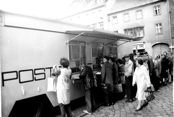 Fahrbares Postamt auf dem Wittenberger Markt (Haus der Geschichte Wittenberg RR-F)