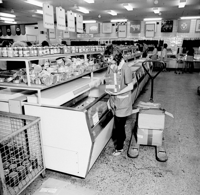 Mitarbeiterin einer HO-Kaufhalle beim bestücken einer Kühltruhe (Haus der Geschichte Wittenberg RR-F)