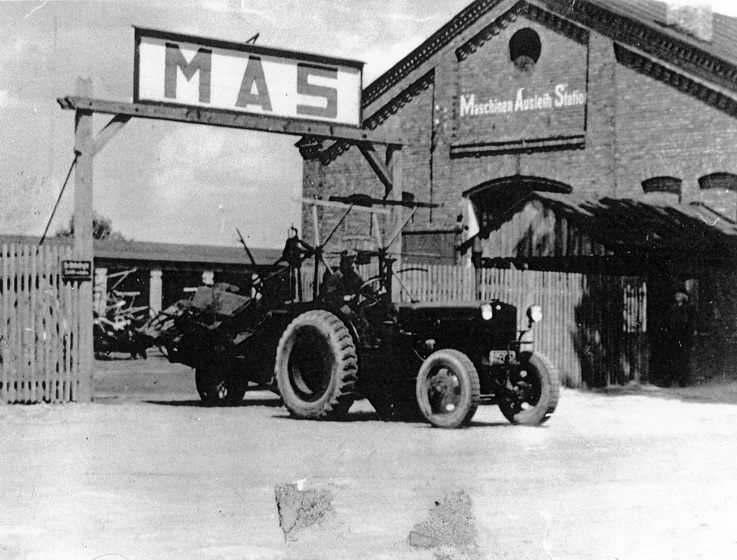Ein Traktor vor einer Maschinen Ausleih Station (Haus der Geschichte Wittenberg RR-F)