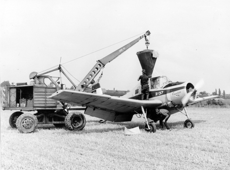 Ein Düngeflugzeug Z37 wird per Kran beladen (Haus der Geschichte Wittenberg RR-F)