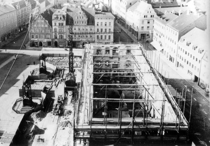 Blick von der Wittenberger Stadtkirche zum Erneuerungsbau des Rathauses (Haus der Geschichte Wittenberg RR-F)