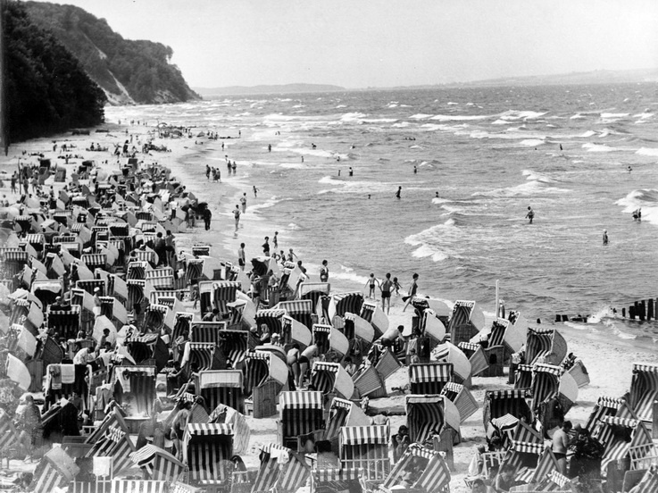 Ein voller Strand mit Strandkörbe und Urlaubsgäste (Haus der Geschichte Wittenberg RR-F)