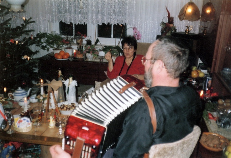 Frau Dr. Panzig bei einer Feier an Weihnachten (Haus der Geschichte Wittenberg RR-F)