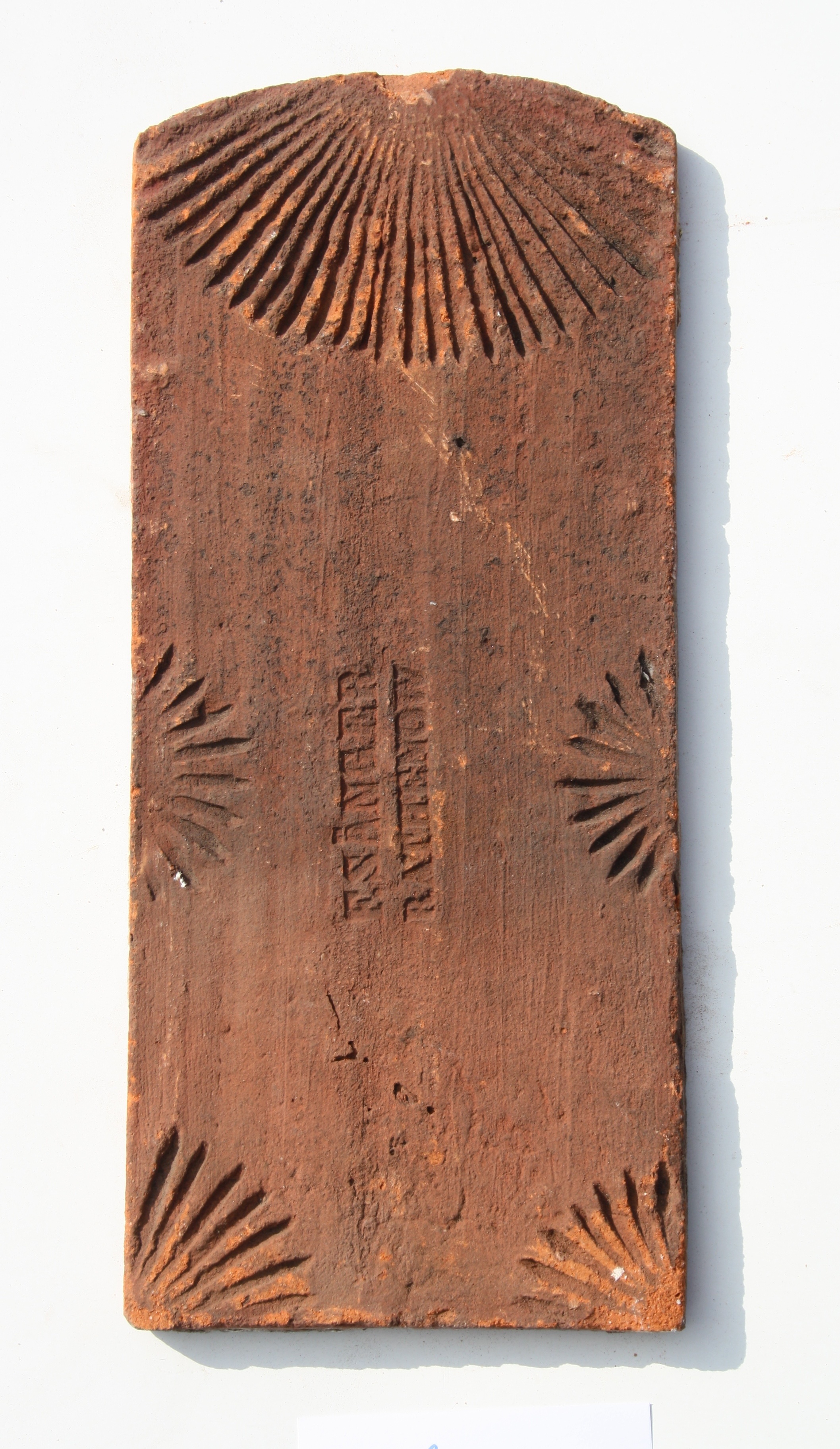 Sonnenziegel mit Sonnenzeichen und einer Inschrift (Kreismuseum Jerichower Land, Genthin CC BY-NC-SA)