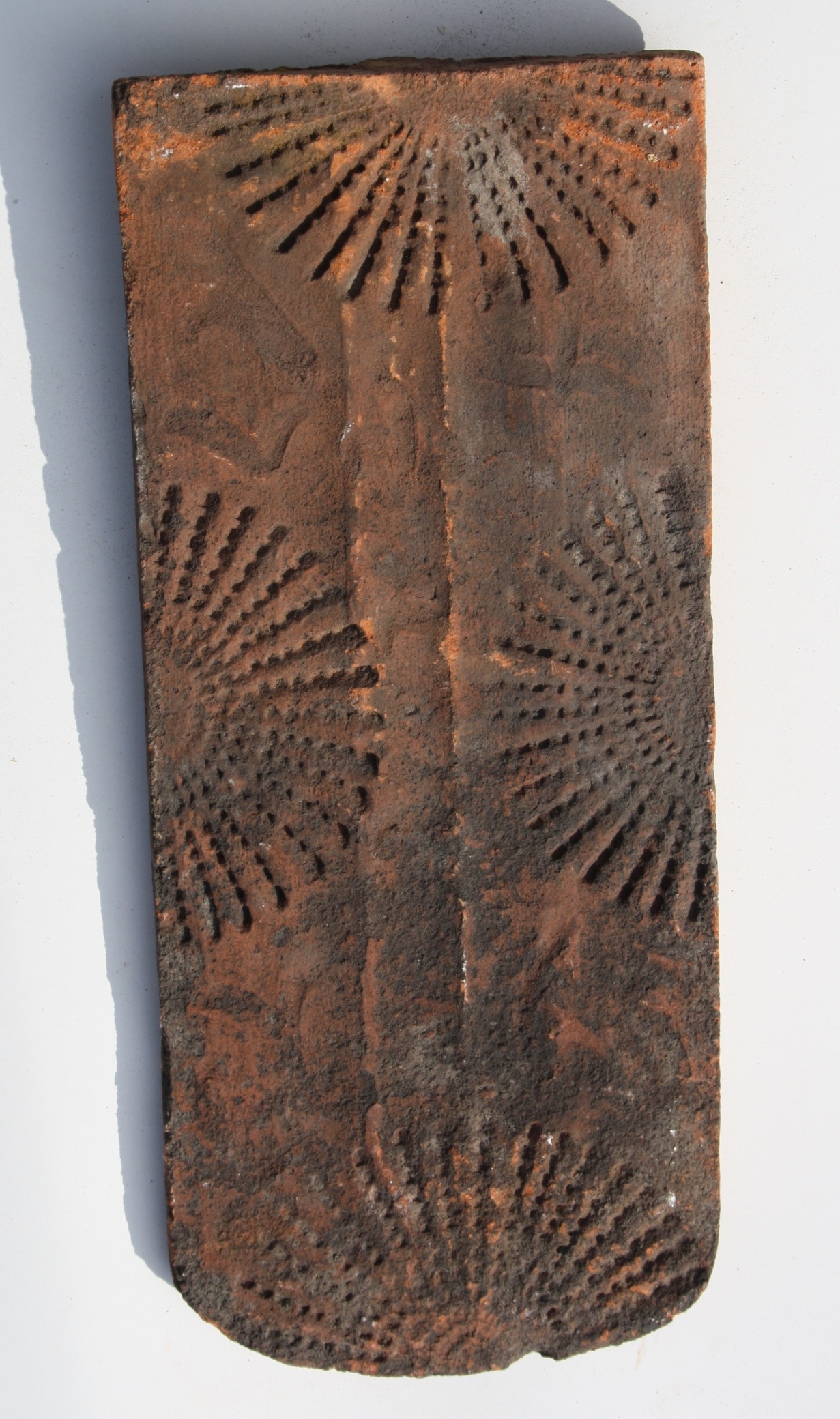 Sonnenziegel mit Sonnenzeichen einer Inschrift und Jahreszahl (Kreismuseum Jerichower Land, Genthin CC BY-NC-SA)