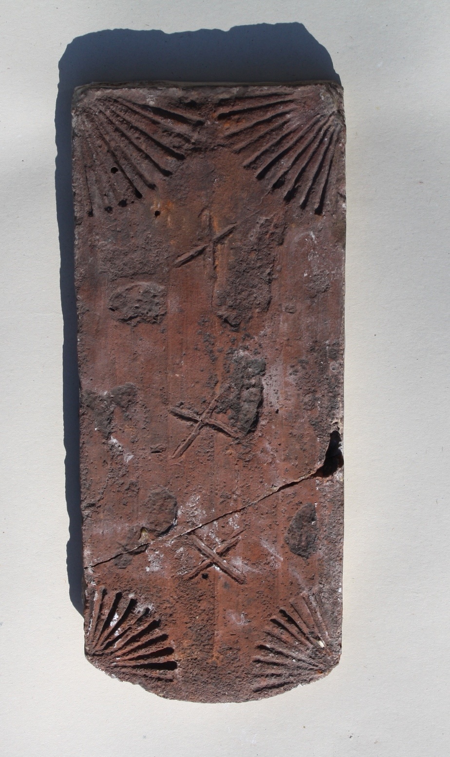 Feierabendziegel mit Sonnenzeichen und Kreuzen (Kreismuseum Jerichower Land, Genthin CC BY-NC-SA)