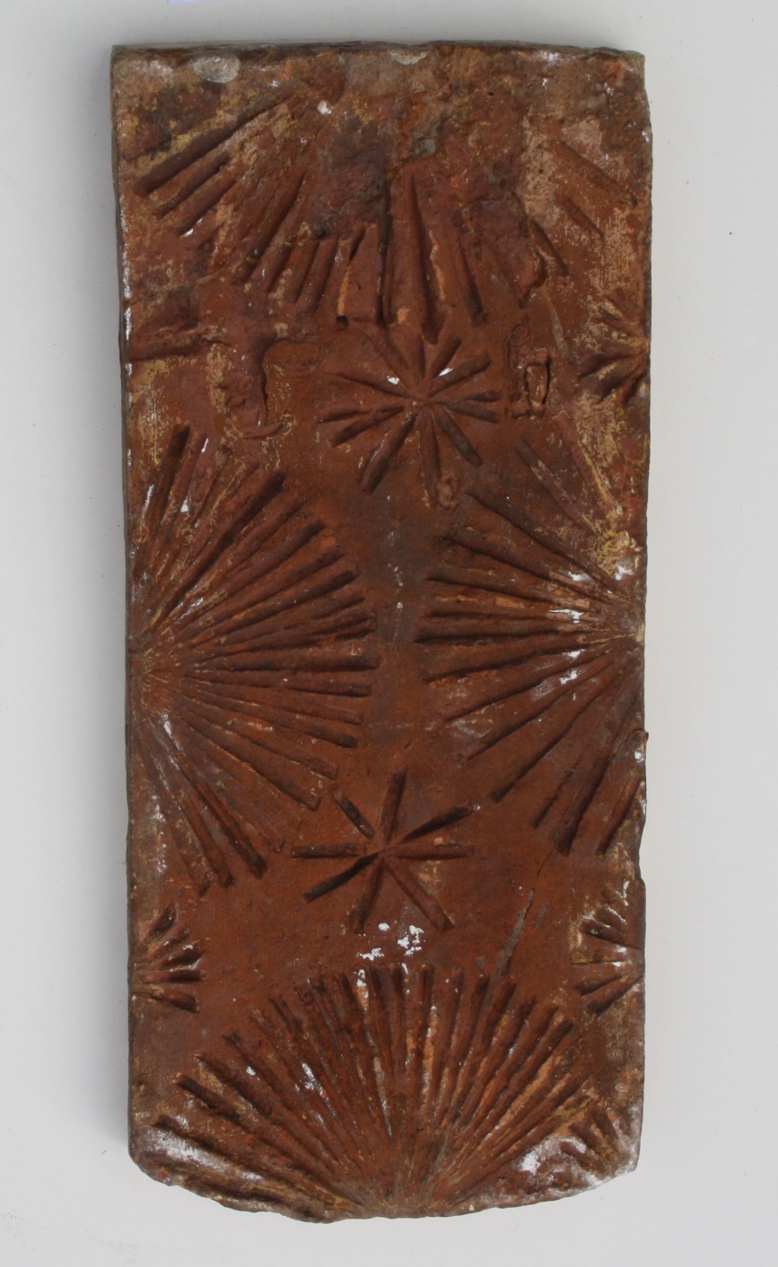 Feierabendziegel mit Sonnenzeichen, Sternen und einer Inschrift (Kreismuseum Jerichower Land, Genthin CC BY-NC-SA)