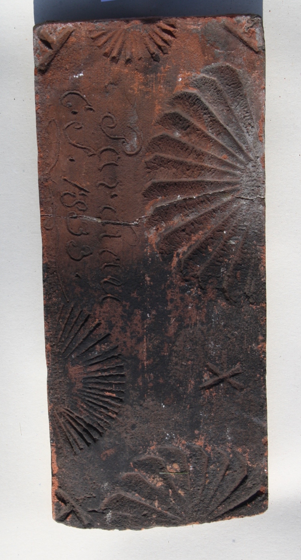 Feierabenziegel mit Verzierungen, Ornamenten und einer Inschrift (Kreismuseum Jerichower Land, Genthin CC BY-NC-SA)