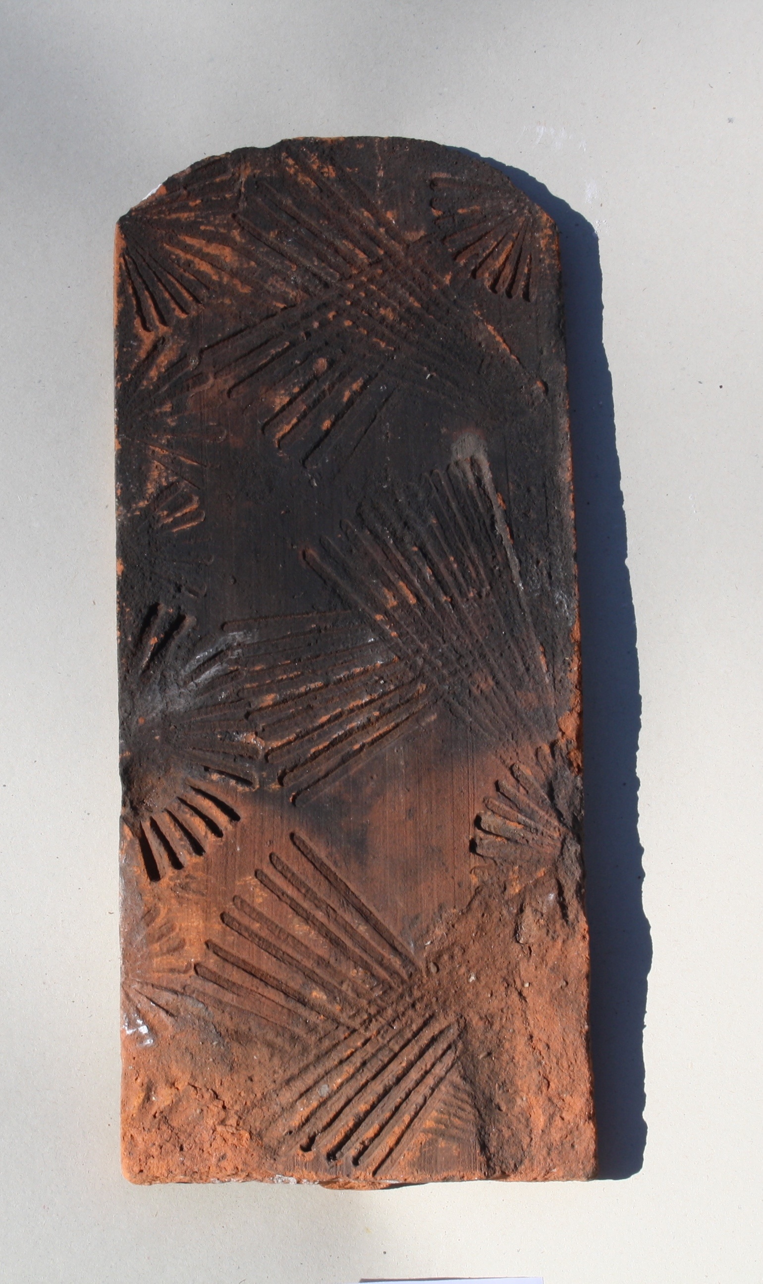 Feierabendziegel mit einem fächerartigen Muster (Kreismuseum Jerichower Land, Genthin CC BY-NC-SA)