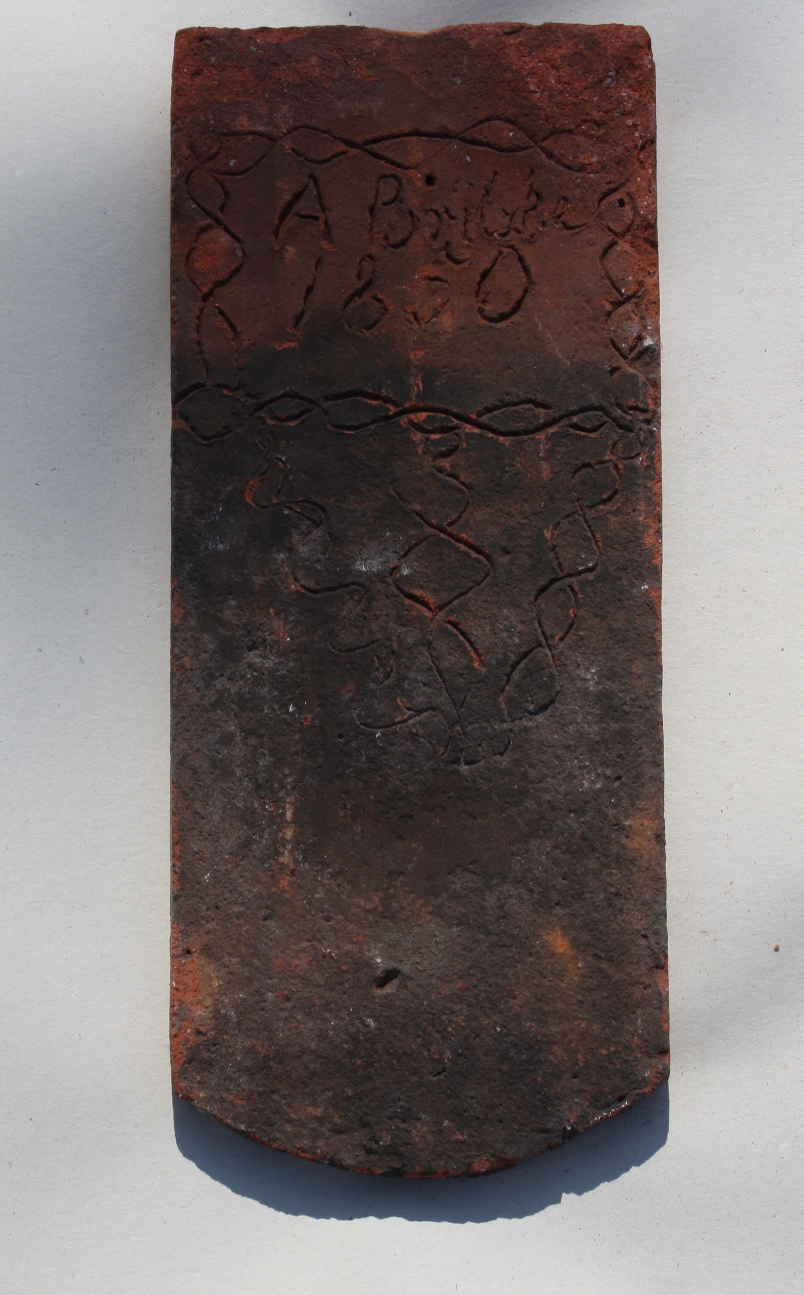 Feierabendziegel  mit Wellenartigem Muster und einer Inschrift mit Jahreszahl (Kreismuseum Jerichower Land, Genthin CC BY-NC-SA)