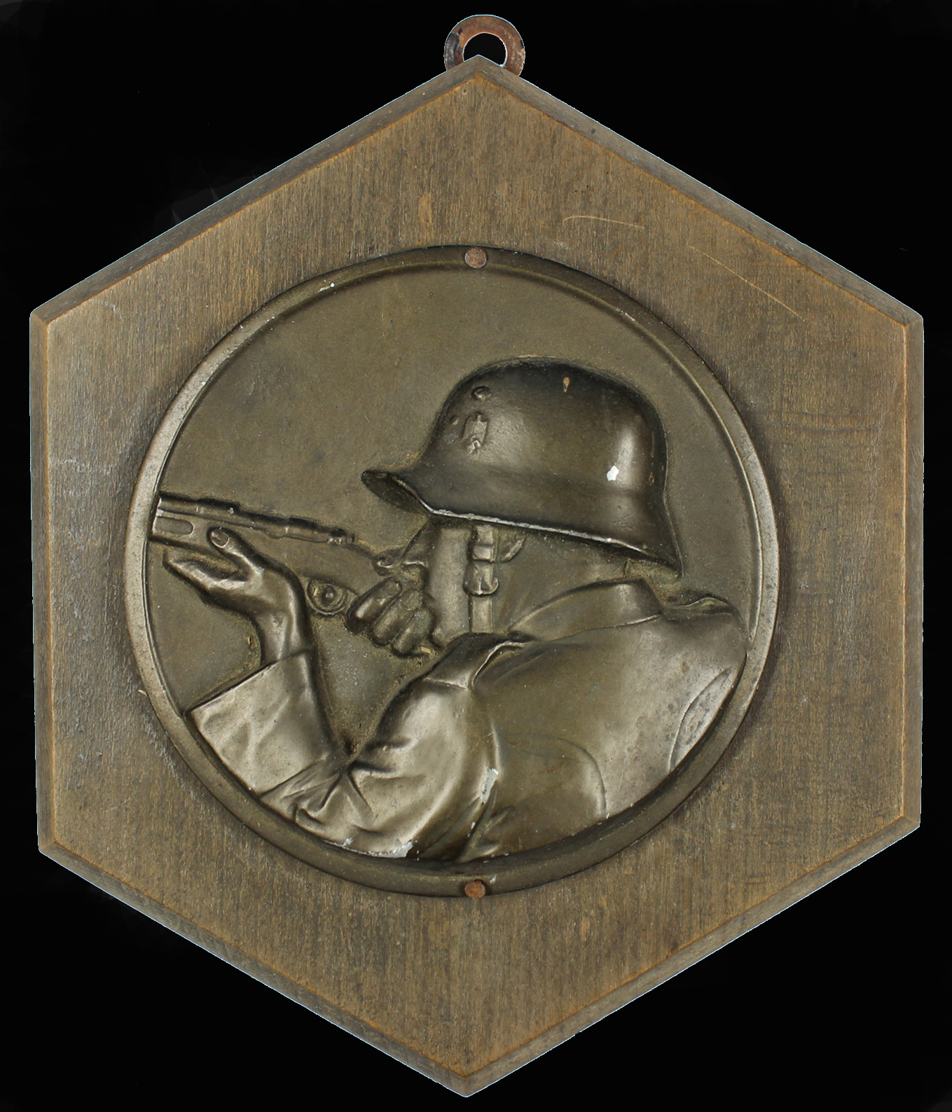 Plakette mit Abbildung eines schießenden Soldaten (Museum Wolmirstedt RR-F)
